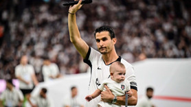 Beşiktaş’tan Necip Uysal’a duygusal veda töreni: “Hakkınızı helal edin”
