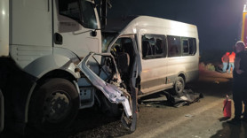 Hatay'da feci kaza! Servis tırla kafa kafaya çarpıştı: Ölü ve yaralılar var