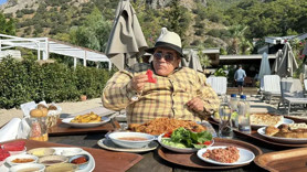 Aydın Aydın’dan gıda israfına dikkat çeken eylem: Şişme kıyafetle restorana gitti, israfa “dur” dedi