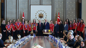 Şampiyonlar Külliye'de! Cumhurbaşkanı Erdoğan, Filenin Sultanları'nı kabul etti