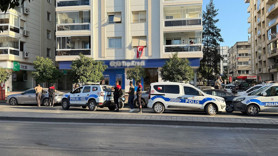 İzmir'de hareketli dakikalar! Bankada soygun girişimi: Çalışanları rehin aldı!