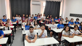 Yüzleri aynı hayalleri farklı! Bu okulda tam 54 ikiz öğrenci var!