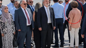 Törende isim krizi! Belediye başkanı protokole sırtını döndü