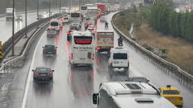 İSTANBUL KİLİTLENDİ! Kilometrelerce araç kuyruğu: Trafik yoğunluğu yüzde 83'e ulaştı! İşte son durum