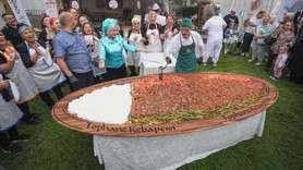 Tam 50 kilo et kullanıldı! Görenler adeta akın etti: 700 kişi aynı tabaktan yedi