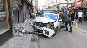 Bayrampaşa’da dehşet anları! Otomobil 4 kişiyi biçip berber dükkanına daldı