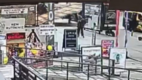 Kadıköy’de iki yaya inşaat malzemesinin altında kaldı! Görüntüler ortaya çıktı