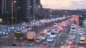 İstanbul'da trafik yoğunluğu! Yağışlı hava durma noktasına getirdi