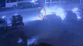 Antalya'da gece yarısı elinde bidonla geldi, 6 otomobili ateşe verdi! O anlar kamerada