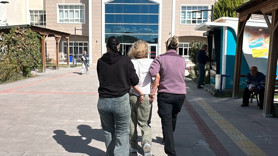 Burdur'da bir kadın araçların önüne atlayıp polise saldırmaya çalıştı!