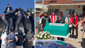 Böyle düğün görülmedi: Omuz omuza verip kule kurdular! Damadı çatıya çıkarıp...