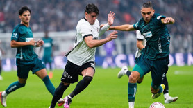 Beşiktaş maçında skandal olay: Gol sonrası futbolcuya bardak attı!