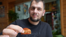 Kahramanmaraş gezisi hayatını değiştirdi! Çaya, tatlıya, suya bile katıyor! Oğlu bile şaşkın: Gözümden yaş geliyor