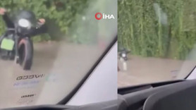 İstanbul'da motosikletlinin yağmurla imtihanı! Suya batıp batıp çıktı