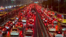 İstanbul’da yola çıkacaklar dikkat: Trafik felç, çok sayıda sefer iptal edildi!