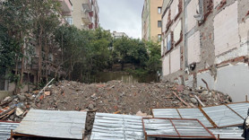 Koca binadan geriye bir tek o kaldı! Gören bir kez daha baktı: "Havada asılı kaldı!"