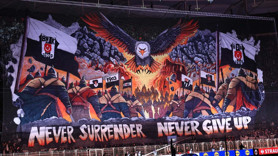 Beşiktaş taraftarından Avrupa’ya gözdağı! Muhteşem koreografi nefes kesti