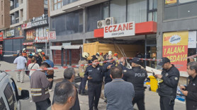 Pendik'te feci kaza: Hafriyat kamyonu eczaneye daldı! Çok sayıda yaralı var