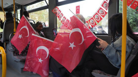 Halk otobüsünde 29 Ekim sürprizi! Marşlar bir anda yükseldi: Vatandaşlar şaşkınlık yaşadı