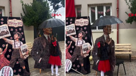 29 Ekim töreninde gözleri dolduran an: Minik öğrenci yağmurda Atatürk'ü şemsiyeyle korudu