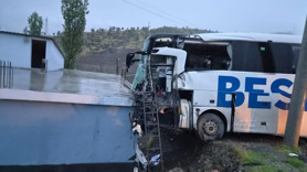 Şırnak'ta can pazarı! Yolcu otobüsü önce TIR'a sonra eve çarptı: Çok sayıda yaralı var