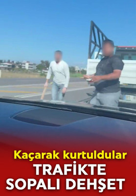 Hatay’da trafik dehşeti! Sopalarla aracın önünü kestiler