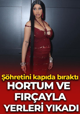 Şöhretini kapıda bıraktı! Hortum ve fırçayla yerleri yıkadı
