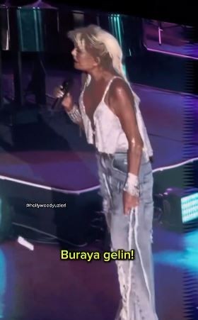 Süpestar Ajda Pekkan'ın protokol krizi! O harekete kayıtsız kalamadı, küfür etti! O anlar gündem oldu - Resim: 5