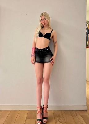 Aleyna Tilki bikinili kareleriyle kış gününde yazı getirdi! Ağaç tepesine çıktığı fotoğrafı olay oldu - Resim: 1