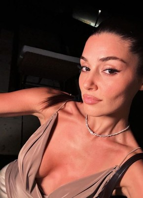 Hande Erçel, Mauritius adasından tatil pozlarını paylaştı: Güzel oyuncu, şık giyimiyle görenleri mest etti! - Resim: 1