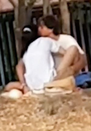 Genç çift parkta gündüz saatlerinde cinsel ilişkiye girdi - Resim: 6