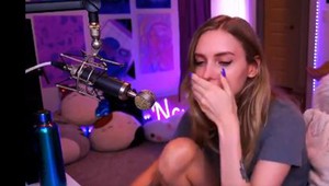 Twitch yayıncısı kız canlı yayında çekmeceden bir şey almak istedi! Yanlış çekmeceyi açınca bir anda gözüktü
