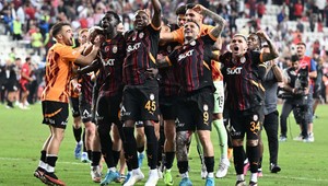 Galatasaray’dan taraftarı sevindiren karar! 20 milyon euroluk yıldızın transferine izin yok! Okan Buruk’un prensi takımda kalıyor