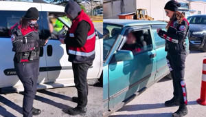 Son Dakika: Polis denetimlerinde 40 aranan şahıs yakalandı