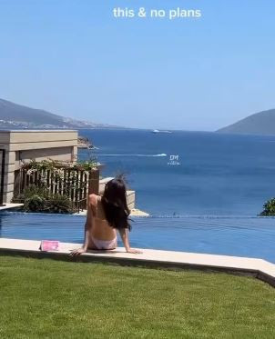 Defne Samyeli'nin güzel kızı Deren, beyaz bikinisiyle paylaştı - Resim : 1