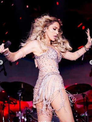 Hadise yılbaşında rüzgar gibi esti! Göğüs dekolteli elbisesine bir bakan bir daha baktı - Resim: 1