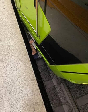 Metroda korku dolu anlar! Yaşlı adam ezilmekten son anda kurtuldu - Resim : 1