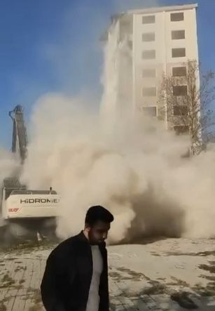 Beylikdüzü'nde 10 katlı bina yerle bir oldu! Felaketin eşiğinden dönüldü: O anlar kamerada - Resim: 2