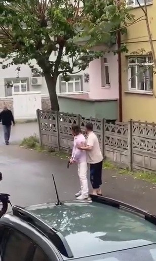 Öfke sokağa taştı! Motosikletli gençlere kızdılar: Tabanca ve balyozla dışarı çıktılar - Resim : 2