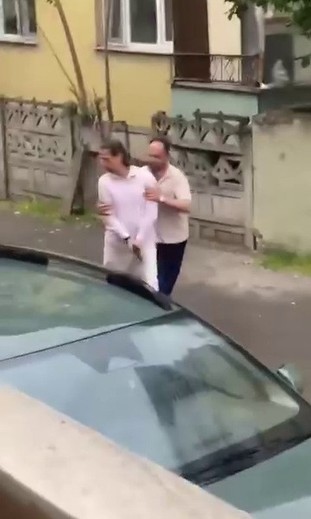 Öfke sokağa taştı! Motosikletli gençlere kızdılar: Tabanca ve balyozla dışarı çıktılar - Resim : 1