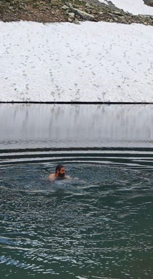 Artvin’de 2 bin 850 rakımdaki gölde yüzdüler, o anları cep telefonuyla kaydettiler - Resim: 3