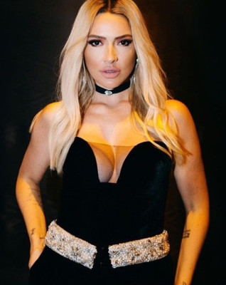 Derin göğüs dekolteli elbise giydi! Güneş yanığı alay konusu oldu - Resim: 1