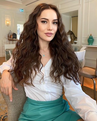 Fahriye Evcen zebra desenli mini elbisesiyle sosyal medyayı yaktı geçti! - Resim: 1