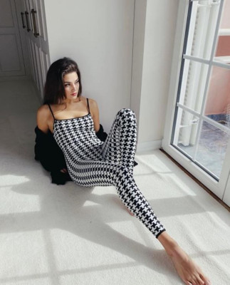 Hande Erçel pantolonunun düğmesini açıp poz verdi! - Resim: 1