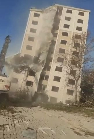 Beylikdüzü'nde 10 katlı bina yerle bir oldu! Felaketin eşiğinden dönüldü: O anlar kamerada - Resim: 3