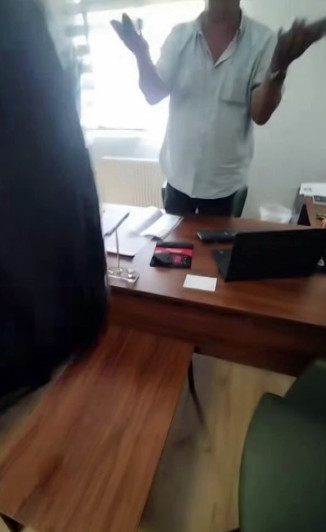 Kocaeli’de akılalmaz olay! İşten çıkarılan kadın dehşet saçtı: Şantiye şefinin üzerine kaynar su döktü - Resim : 1