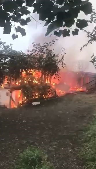 Artvin'de yangın felaketi! 4 ev küle döndü: O anlar kamerada - Resim : 3