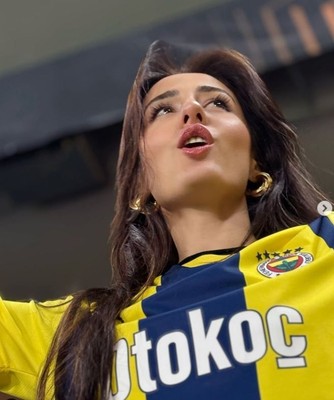 Fenerbahçe- Sivasspor maçında tribünlerde sürpriz konuk! Güzelliğiyle herkesi mest etmişti, yerini aldı - Resim: 1