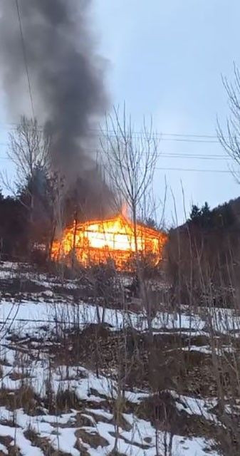 Artvin'de korkutan yangın! Ev alev topuna döndü... Çok sayıda ekip müdahale etti - Resim: 4