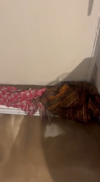 Kars'ta fırtına alarmı! Çatıları uçurdu, ağacı kökünden söktü - Resim : 2
